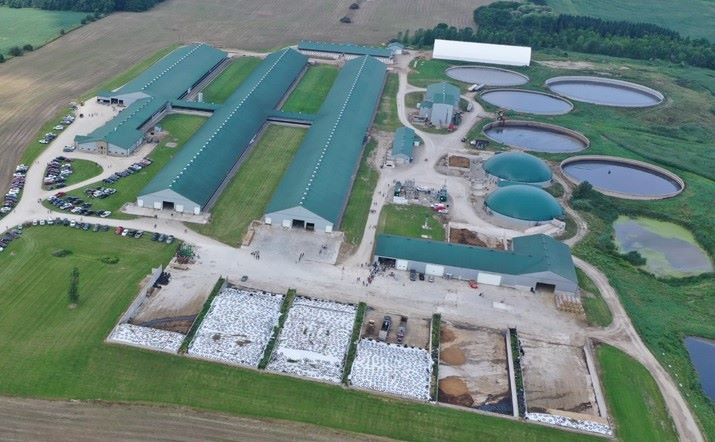 The farm has grown to 2,000 acres of land and includes a double 30 herringbone parlour which milks about 1,000 Holstein cows 3 times a day. Photo: Stanton Farms