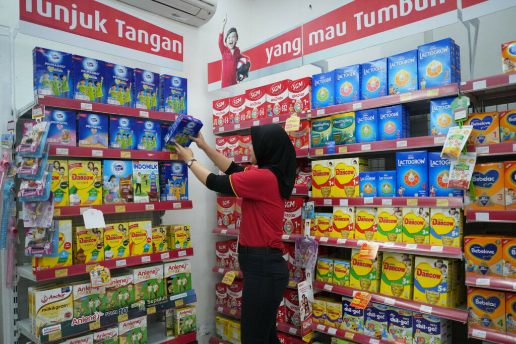 Mini markets are an important sales channel. A remarkable amount of shelf space in the shops is devoted to baby and children's milk from various brands.