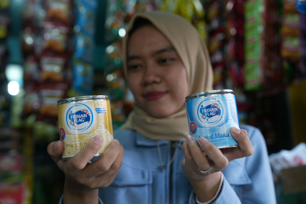 Friesche Vlag has been known in Indonesia for 100 years, locally it is called 'Susu bandera' (milk with the flag). It started with cans of condensed sweetened milk, a product that is still selling well.